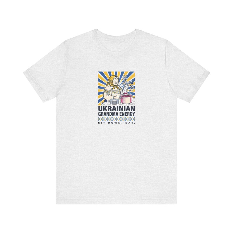 Camiseta de energía de abuela ucraniana, camiseta divertida de Babusia, gráfico de arte popular "Siéntate a comer", regalo de humor de herencia eslava imagen 2
