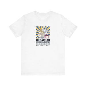 Camiseta de energía de abuela ucraniana, camiseta divertida de Babusia, gráfico de arte popular "Siéntate a comer", regalo de humor de herencia eslava imagen 1