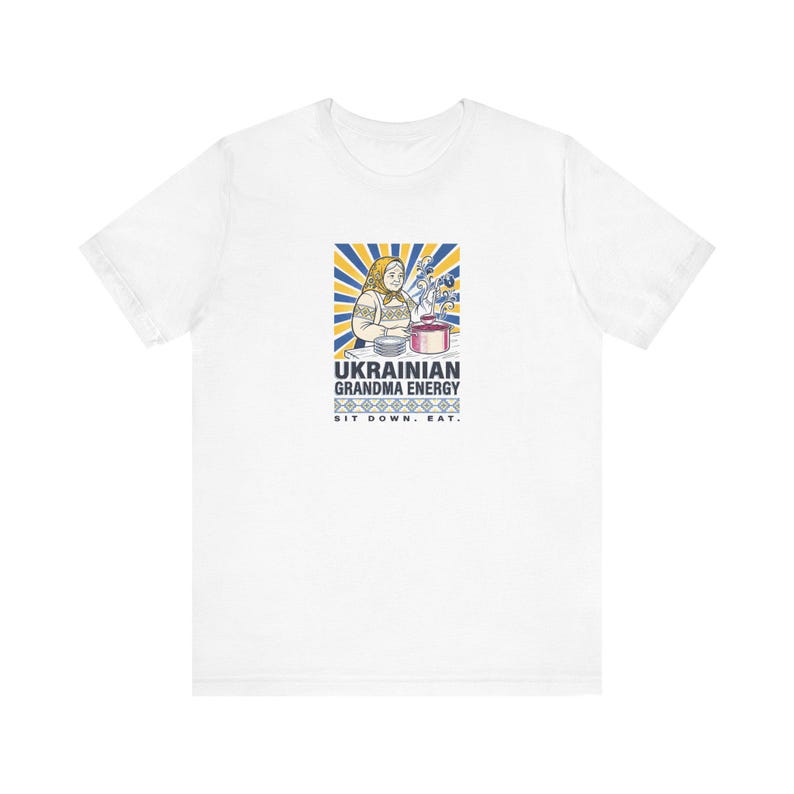 Camiseta de energía de abuela ucraniana, camiseta divertida de Babusia, gráfico de arte popular "Siéntate a comer", regalo de humor de herencia eslava imagen 1