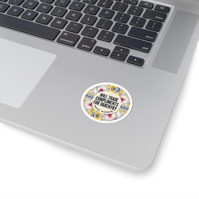 Ruil complimenten in voor een Varenyky-sticker, een grappige Oekraïense dumpling-sticker of een laptopsticker in volkskunststijl. afbeelding 11