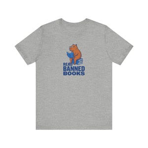 T-Shirt mit Capybara-Motiv „Verbotene Bücher lesen“, Riso-T-Shirt mit Buchmotiv, Anti-Zensur-Bibliothekar-Shirt, Geschenk für Leser, die die Freiheit zum Lesen lieben Bild 5