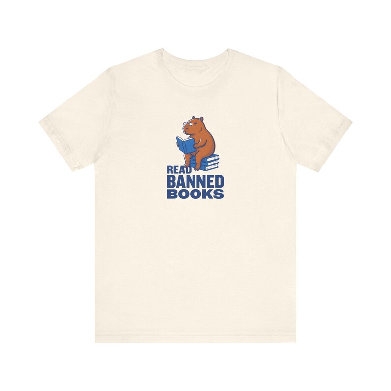 T-Shirt mit Capybara-Motiv „Verbotene Bücher lesen“, Riso-T-Shirt mit Buchmotiv, Anti-Zensur-Bibliothekar-Shirt, Geschenk für Leser, die die Freiheit zum Lesen lieben Bild 3