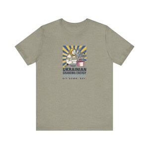 Camiseta de energía de abuela ucraniana, camiseta divertida de Babusia, gráfico de arte popular "Siéntate a comer", regalo de humor de herencia eslava imagen 4