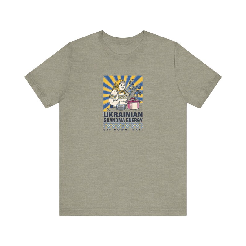 Camiseta de energía de abuela ucraniana, camiseta divertida de Babusia, gráfico de arte popular "Siéntate a comer", regalo de humor de herencia eslava imagen 4