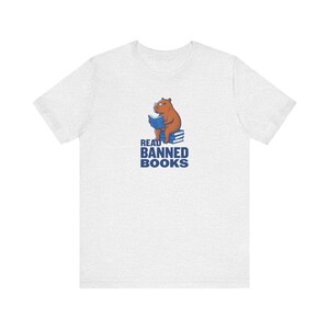 T-Shirt mit Capybara-Motiv „Verbotene Bücher lesen“, Riso-T-Shirt mit Buchmotiv, Anti-Zensur-Bibliothekar-Shirt, Geschenk für Leser, die die Freiheit zum Lesen lieben Bild 2