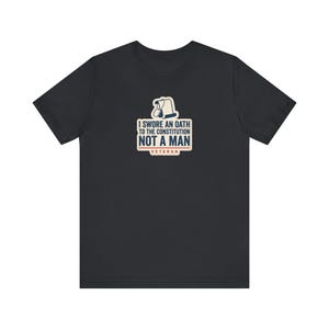 Ich habe einen Eid auf die Verfassung geschworen, nicht auf einen Mann – T-Shirt | Veteranen-T-Shirt | Patriotisches Geschenk für Rechtsstaatlichkeit Bild 2