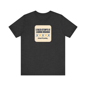 T-Shirt „5 gescheiterte Versuche, Ukrainisch zu lernen“, lustiges T-Shirt für Ukrainischlernende, Geschenk für Liebhaber des ukrainischen Kulturerbes, Unisex-Shirt von Mova Bild 7