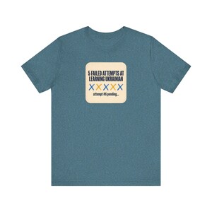 T-Shirt „5 gescheiterte Versuche, Ukrainisch zu lernen“, lustiges T-Shirt für Ukrainischlernende, Geschenk für Liebhaber des ukrainischen Kulturerbes, Unisex-Shirt von Mova Bild 6