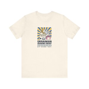 Camiseta de energía de abuela ucraniana, camiseta divertida de Babusia, gráfico de arte popular "Siéntate a comer", regalo de humor de herencia eslava imagen 3