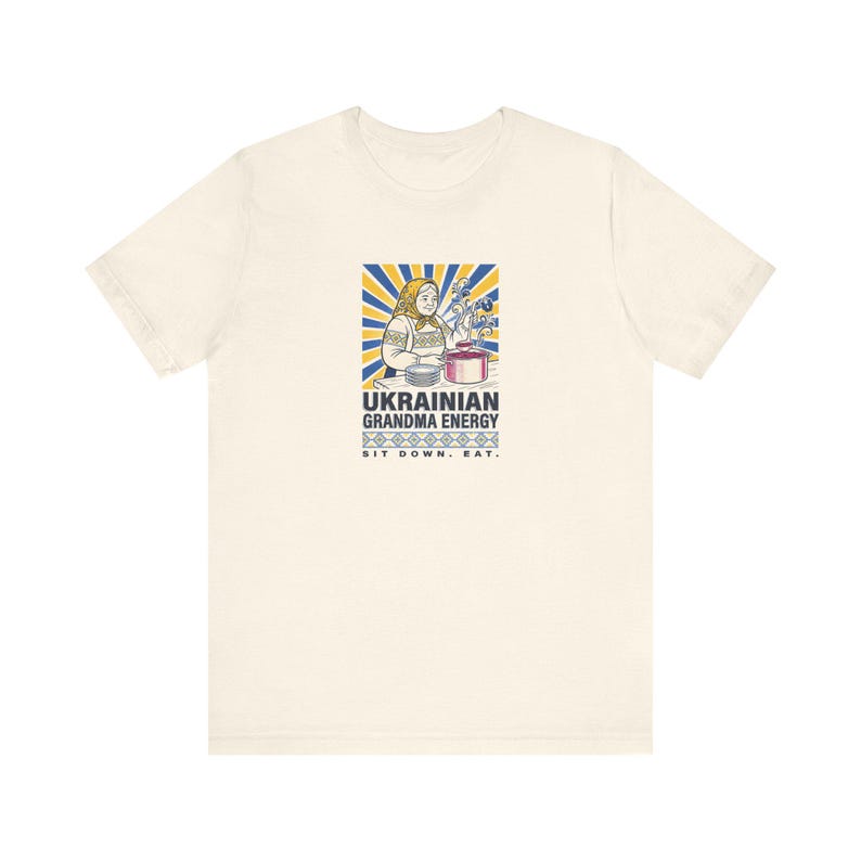 Camiseta de energía de abuela ucraniana, camiseta divertida de Babusia, gráfico de arte popular "Siéntate a comer", regalo de humor de herencia eslava imagen 3