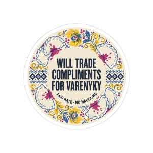 Ruil complimenten in voor een Varenyky-sticker, een grappige Oekraïense dumpling-sticker of een laptopsticker in volkskunststijl. afbeelding 4