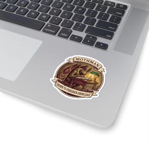 Getrokken tot verboden kennis Mothman sticker | Grappige Dark Academia leessticker | Cadeau voor cryptide boekenliefhebber | Boekenliefhebber laptopsticker afbeelding 2