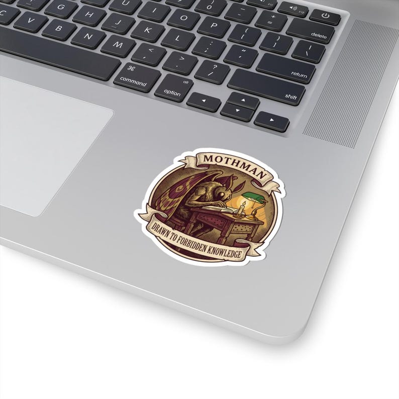 Getrokken tot verboden kennis Mothman sticker | Grappige Dark Academia leessticker | Cadeau voor cryptide boekenliefhebber | Boekenliefhebber laptopsticker afbeelding 2