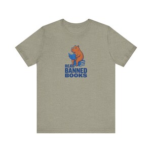 T-Shirt mit Capybara-Motiv „Verbotene Bücher lesen“, Riso-T-Shirt mit Buchmotiv, Anti-Zensur-Bibliothekar-Shirt, Geschenk für Leser, die die Freiheit zum Lesen lieben Bild 4