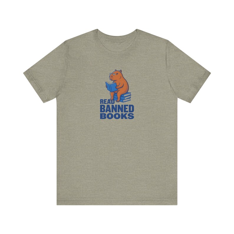 T-Shirt mit Capybara-Motiv „Verbotene Bücher lesen“, Riso-T-Shirt mit Buchmotiv, Anti-Zensur-Bibliothekar-Shirt, Geschenk für Leser, die die Freiheit zum Lesen lieben Bild 4