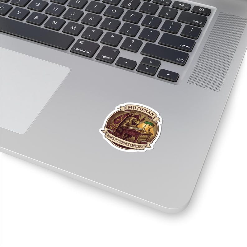 Getrokken tot verboden kennis Mothman sticker | Grappige Dark Academia leessticker | Cadeau voor cryptide boekenliefhebber | Boekenliefhebber laptopsticker afbeelding 11