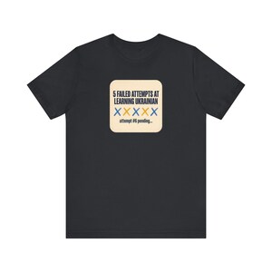 T-Shirt „5 gescheiterte Versuche, Ukrainisch zu lernen“, lustiges T-Shirt für Ukrainischlernende, Geschenk für Liebhaber des ukrainischen Kulturerbes, Unisex-Shirt von Mova Bild 3