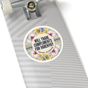 Ruil complimenten in voor een Varenyky-sticker, een grappige Oekraïense dumpling-sticker of een laptopsticker in volkskunststijl. afbeelding 8