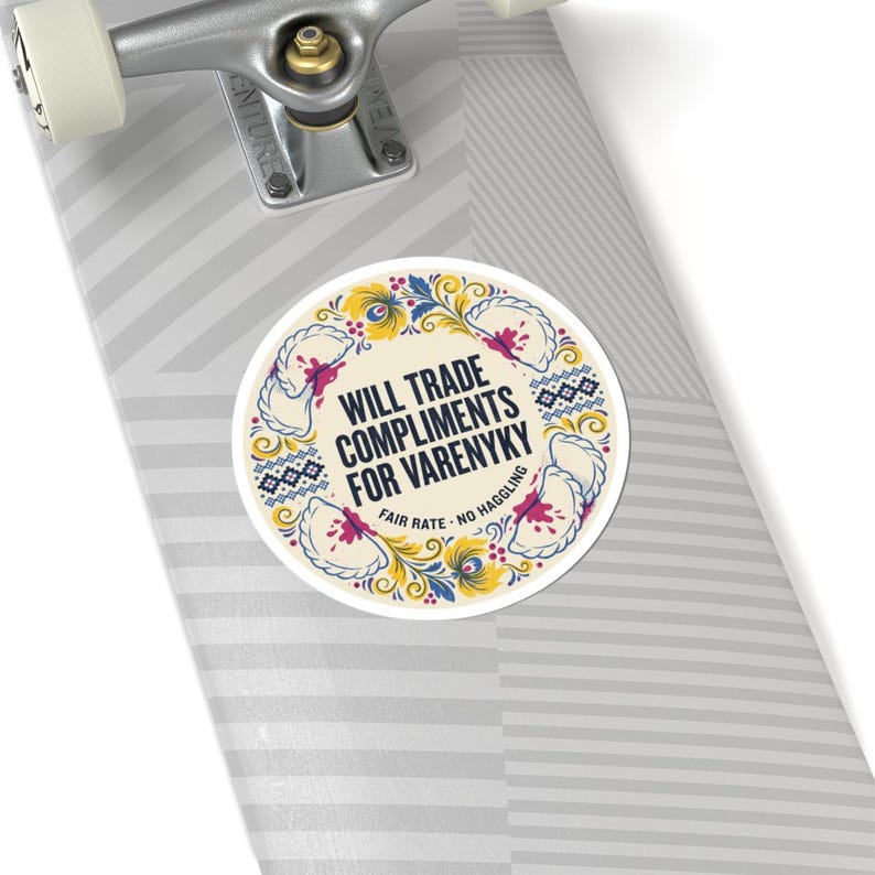 Ruil complimenten in voor een Varenyky-sticker, een grappige Oekraïense dumpling-sticker of een laptopsticker in volkskunststijl. afbeelding 8