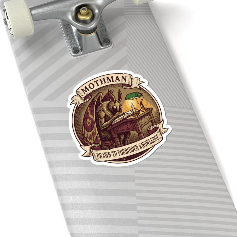 Getrokken tot verboden kennis Mothman sticker | Grappige Dark Academia leessticker | Cadeau voor cryptide boekenliefhebber | Boekenliefhebber laptopsticker afbeelding 8