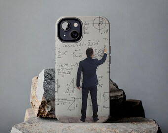 Könnte beinhalten: Eine weiße Handyhülle mit einer Schwarzweißillustration einer Person, die mathematische Gleichungen an eine weiße Tafel schreibt. Die Gleichungen beinhalten trigonometrische Funktionen, den Satz des Pythagoras und Summenzeichen.