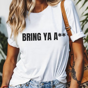 Pode incluir: Camiseta branca com o texto "BRING YA A**" impresso em preto.