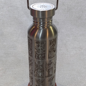 Aquaria: Uma garrafa de água de aço inoxidável sem isolamento de 750 ml com o baralho Tarot de Marseile e seu próprio mapa natal / de nascimento pessoal