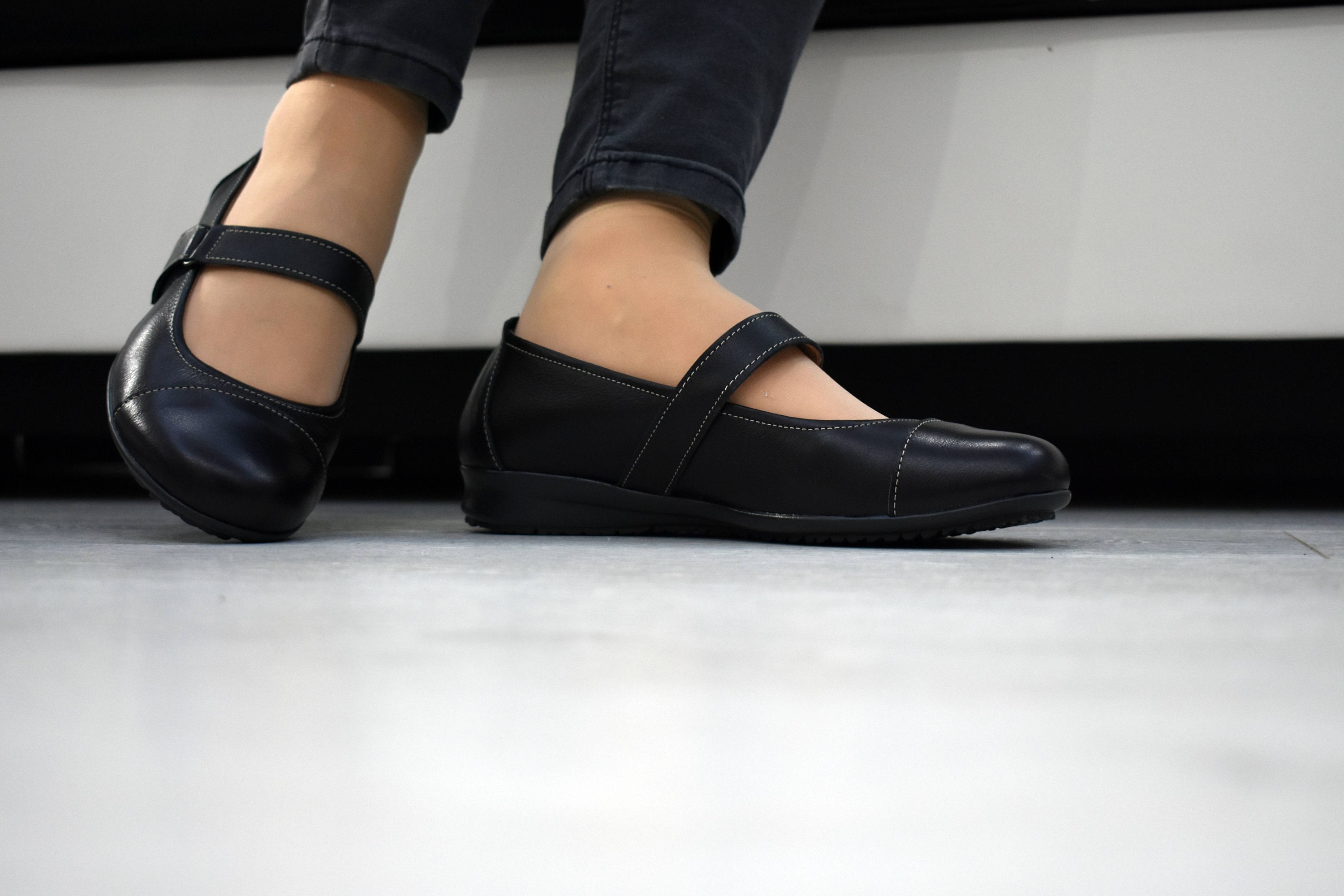 Women s walking shoes with velcro straps lightweight shoes ladies velcro slippers for summer walking Velcro sandals womens