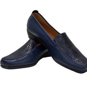 Dark blue office closed toe shoes for women comfortable shoes for wearing everyday Women blue leather shoes Imitation snakeskin shoes