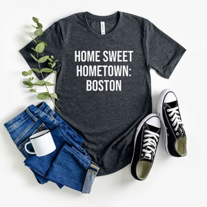 Camiseta Home Sweet Hometown Boston / Camiseta de la ciudad de Boston / Ropa de viaje / Camiseta de recuerdo de Boston / Regalo para los amantes de Boston / Camiseta de Boston