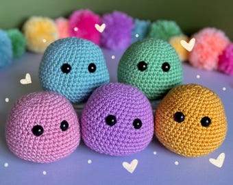 Patatas de ganchillo para apoyo emocional: rosa, azul, morado, verde y amarillo.