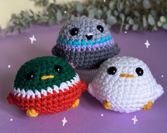 Pájaros grandes y regordetes: paloma, pato y ganso de ganchillo.
