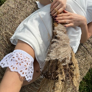 Traditional garter image 3