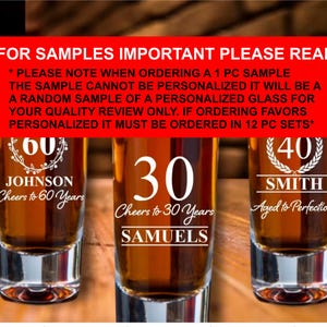 Puede incluir: Tres vasos de chupito con grabados personalizados. El primer vaso dice "60 Johnson Cheers to 60 Years". El segundo vaso dice "30 Cheers to 30 Years Samuels". El tercer vaso dice "40 Smith Aged to Perfection".