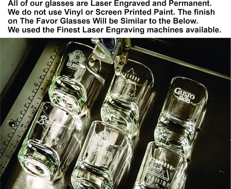 Puede incluir: Primer plano de seis vasos de chupito de vidrio transparente con varios logotipos grabados. Los vasos est&aacute;n siendo grabados con l&aacute;ser por una m&aacute;quina. El texto en los vasos dice "Burr", "Achbar", "Gusto BBQ" y "3".