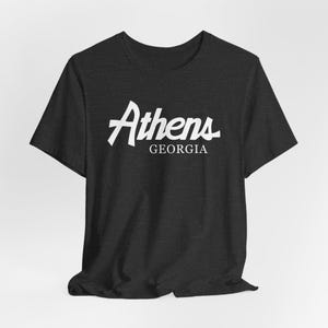 Athens Georgia Script T-Shirt | Athen Georgien Shirt | Athen GA Tee | Weißer Druck | Unisex Jersey Kurzarm T-Shirt