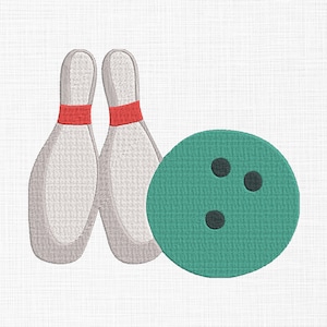 Puede incluir: Diseño bordado con dos bolos blancos con bandas rojas y una bola de bolos turquesa con tres agujeros negros. El diseño está sobre un fondo blanco texturizado, evocando un tema deportivo.