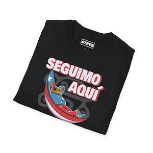 Seguimo Aqui Puerto Rico Camiseta Softstyle Unisex