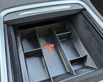 Tacka / Pojemnik / Półka / Organizer do konsoli środkowej Tesla. Model 3 lub Model Y (wczesne lata - sprawdź zdjęcia, aby poznać wymiary).