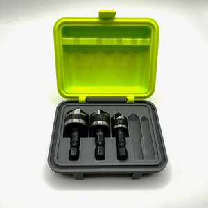 Pode incluir: Uma caixa de pl&aacute;stico verde com interior preto cont&eacute;m tr&ecirc;s brocas. As brocas s&atilde;o etiquetadas com "19", "16" e "12".