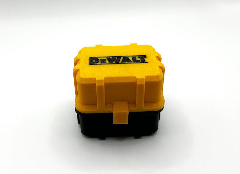 Może przedstawiać: Plastikowe pudełko na narzędzia w kolorze ż&oacute;łtym i czarnym z logo DEWALT na g&oacute;rze.
