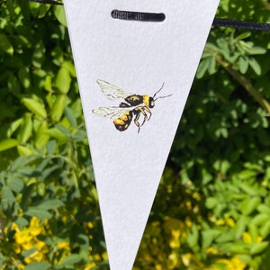 Bumbling Bee Bunting: 環境に配慮したペルリーノ コットン ペーパーのバンティング。私のオリジナル アート作品の高品質プリントが特徴です。