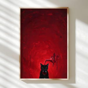 Op de afbeelding: Een ingelijste kunstdruk met een zwarte kat die een wijnglas vasthoudt, tegen een rode achtergrond. Een fles giet rode vloeistof in het glas. Het kunstwerk heeft een gedurfde, schilderachtige stijl met zichtbare penseelstreken, wat een dramatisch effect creëert.