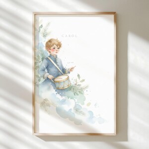 Pode incluir: Impressão em aquarela emoldurada de um menino em uniforme azul tocando um tambor. A impressão é emoldurada em uma moldura de madeira clara. A palavra "CAROL" é impressa no topo. O menino é cercado por detalhes em aquarela azul e verde.