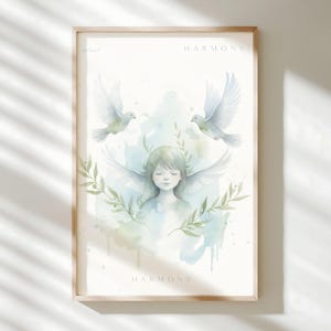Pode incluir: Impressão em aquarela emoldurada com um anjo de olhos fechados, asas e duas pombas. A obra de arte usa uma paleta suave de azuis, verdes e brancos, com as palavras "silent" e "HARMONY".