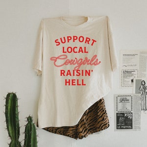 Unterstützen Sie lokale Cowgirls Raisin 'Hell Grafik T-Shirt, trendiges T-Shirt im westlichen Stil, übergroßes Country T-Shirt, Cowgirl Grafik T-Shirt, Statement T-Shirt