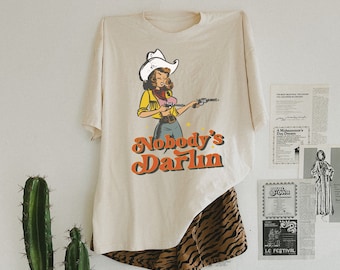 Camiseta gráfica Nobody's Darlin' Country, camisa occidental retro vaquera vintage, camiseta vaquera, moda del salvaje oeste, camiseta boho de empoderamiento de las mujeres