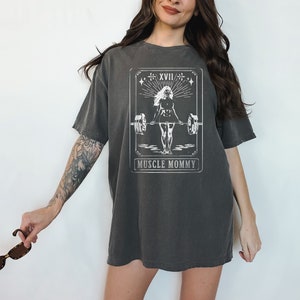 Muscle Mommy Gym Pump Cover, Gym Shirt, Comfort Colors Oversized Workout Shirt, Gym Rat Graphic Tee, Weightlifting Gift