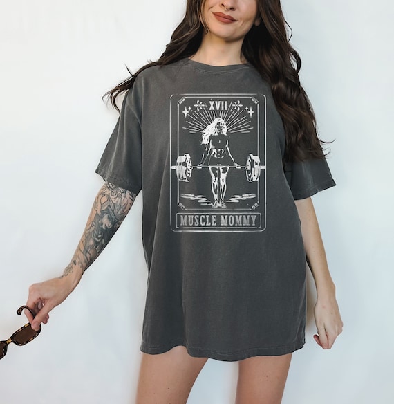 Muscle Mommy Gym Pump Cover, Gym Shirt, Comfort Colors Oversized Workout Shirt, Gym Rat Graphic Tee, Weightlifting Gift