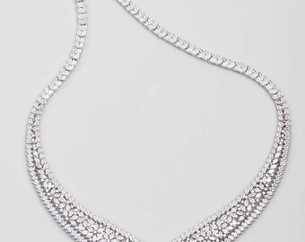 Silver necklace with finely crafted stones